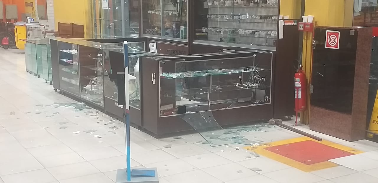 Joalheria foi arrombada no Carvalho Super