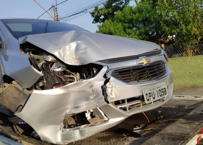 Carro ficou com a frente destruída