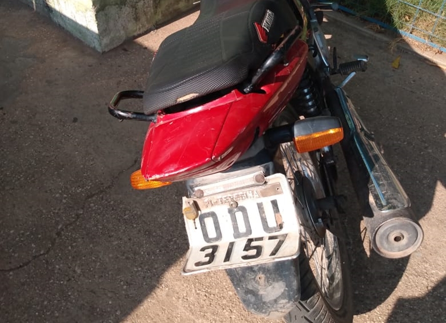 Motocicleta com a placa amassada
