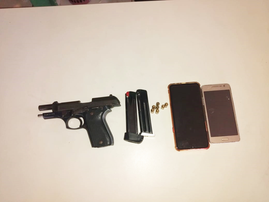 Pistola, munições, carregadores e celulares apreendidos