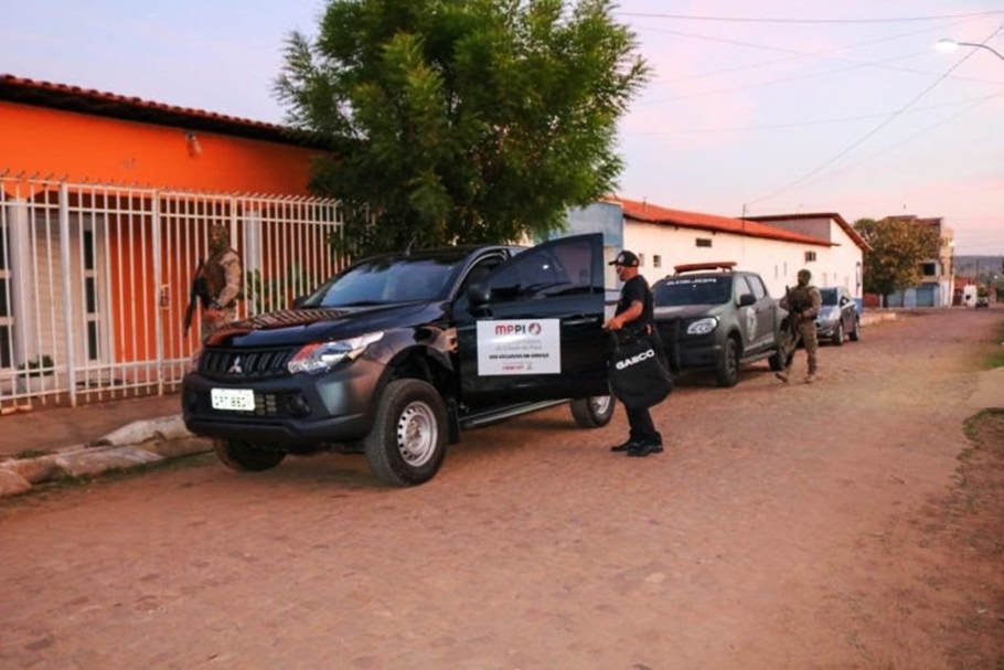 Equipes da Polícia Civil e do GAECO