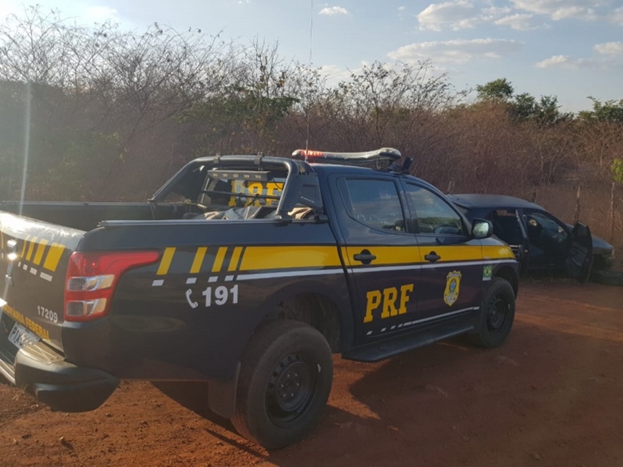 Homem é preso pela PRF após fugir de barreira e colidir em carca