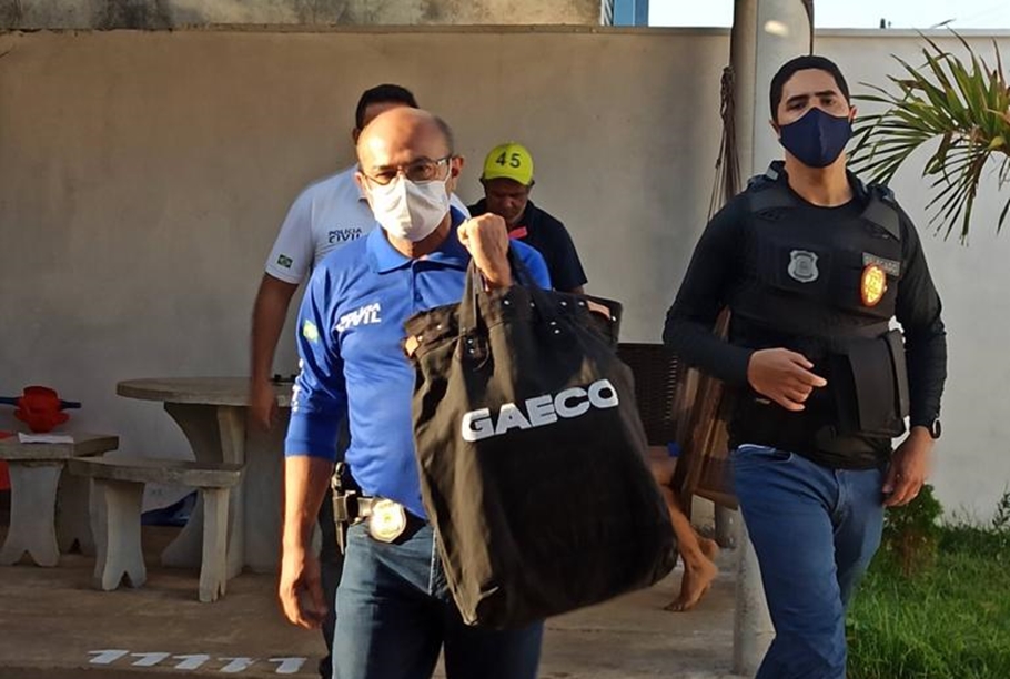 Polícia Civil em cumprimento ao mandado de busca e apreensão com o GAECO