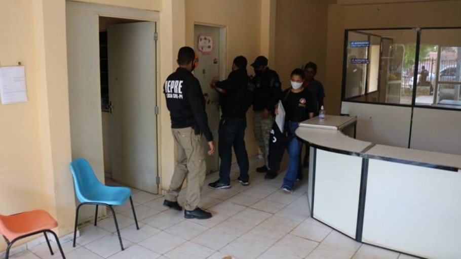 Policiais na sede da prefeitura de Passagem Franca