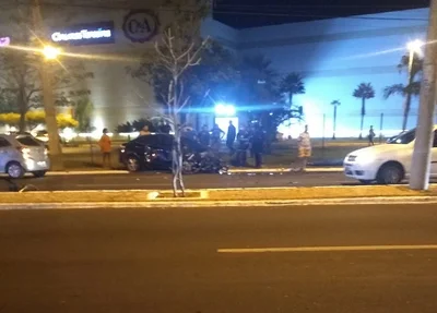 Carro colidiu no gradeado do estacionamento d Teresina Shopping