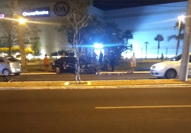 Carro colidiu no gradeado do estacionamento d Teresina Shopping