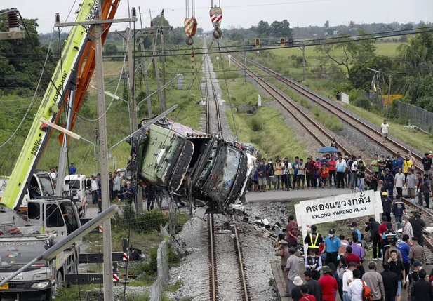 Colisão entre ônibus e trem deixa 20 mortos na Tailândia