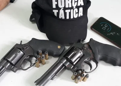 As armas de fogo e o celular foram apreendidos pela PM