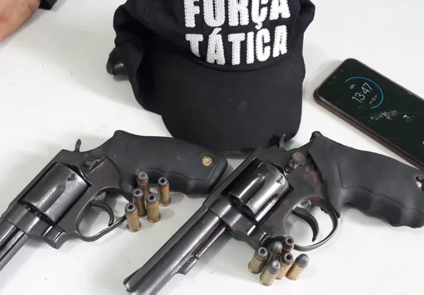 As armas de fogo e o celular foram apreendidos pela PM