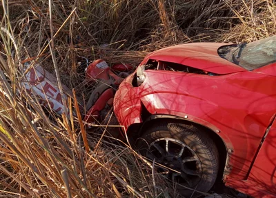 Com o impacto, os dois veículos pararam fora da pista