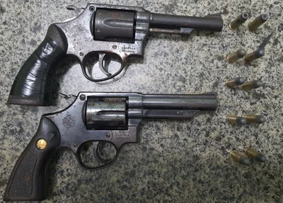 Homem estava com dois revólveres escondidos em casa