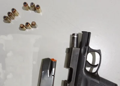 Arma e munições apreendidas