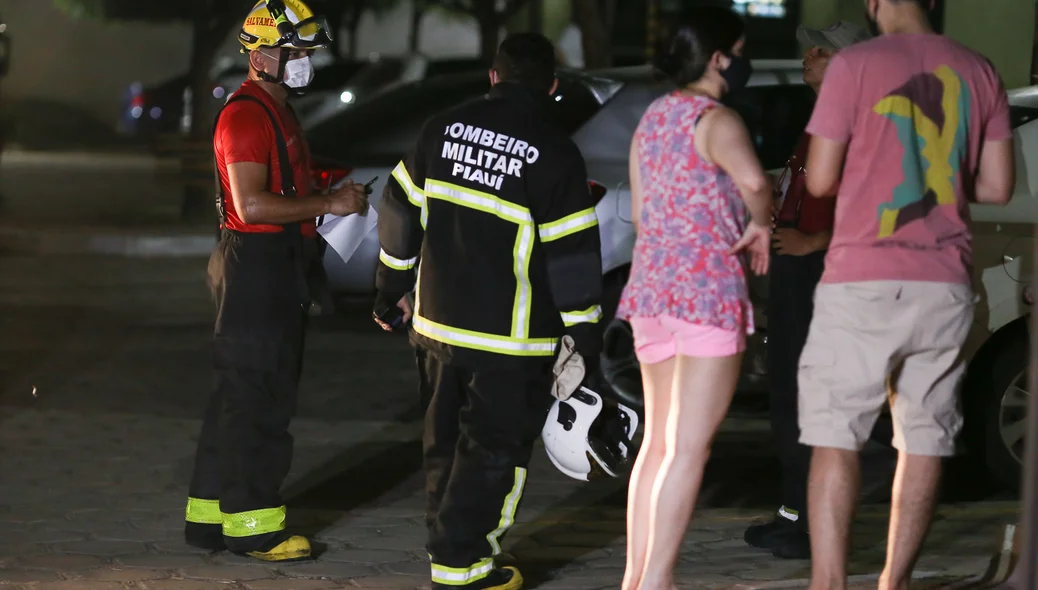 Bombeiros e moradores do condomínio 