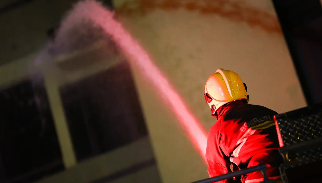 Bombeiros tentando controlar o incêndio