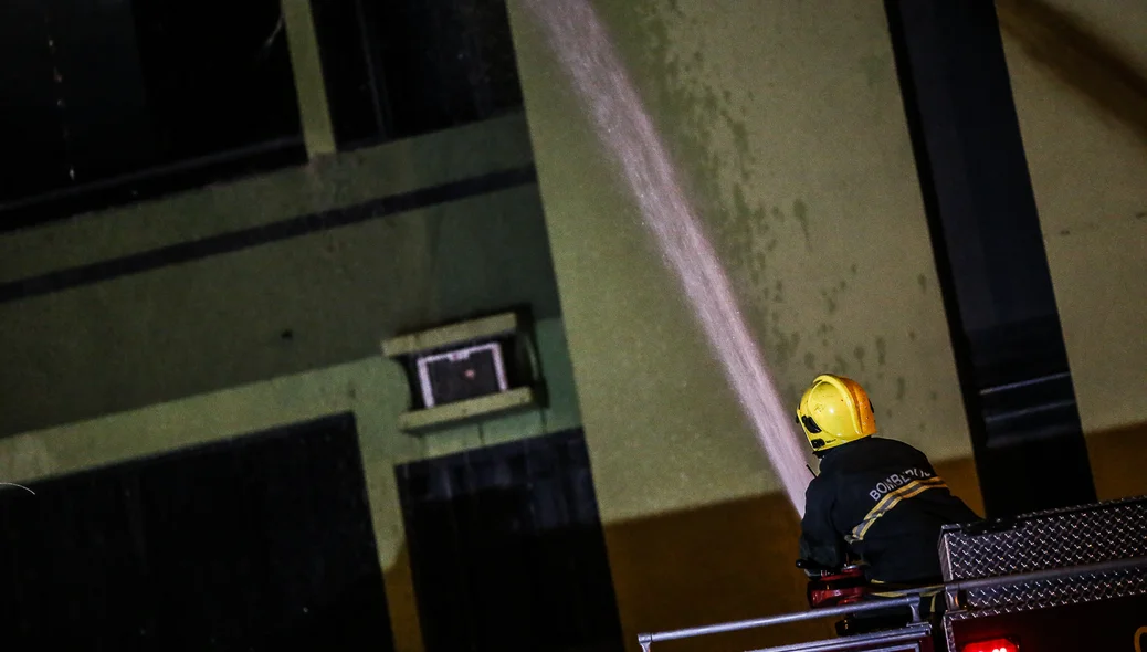 Bombeiros trabalhando para conter o fogo