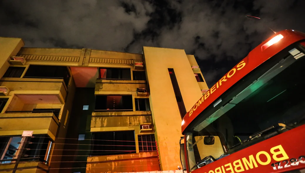 Corpo de bombeiros no local 