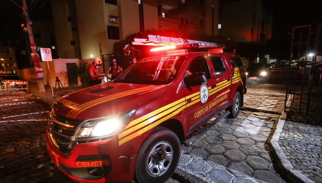 Corpo de bombeiros saindo do condomínio
