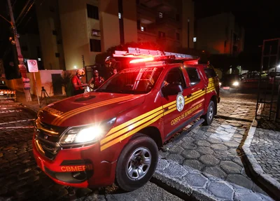 Corpo de bombeiros saindo do condomínio