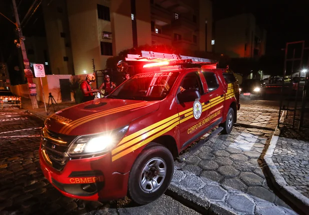 Corpo de bombeiros saindo do condomínio