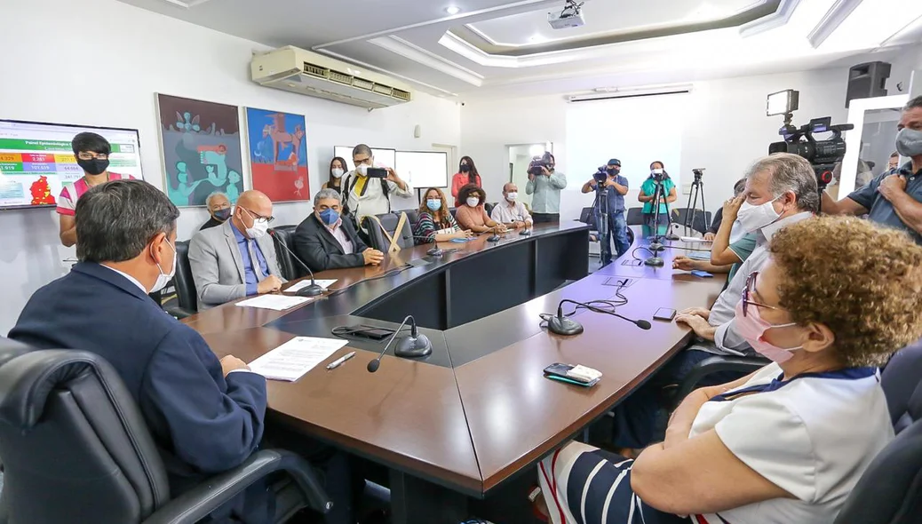 Reunião no Palácio de Karnak