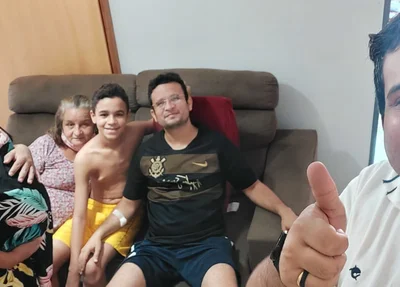 Sargento Moura ao lado da família, em casa
