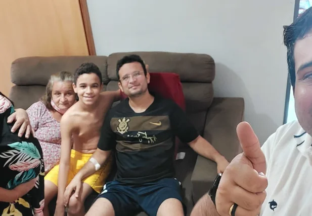 Sargento Moura ao lado da família, em casa