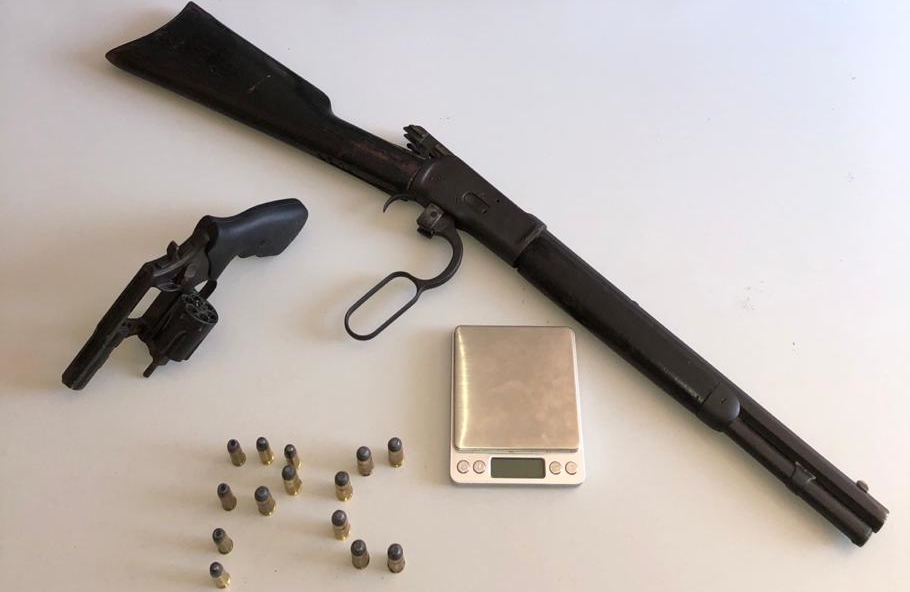 Armas e balança de precisão apreendidas pela DEPRE