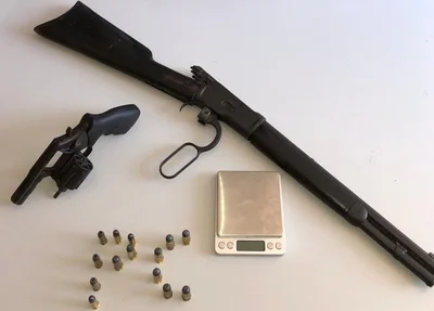 Armas e balança de precisão apreendidas pela DEPRE
