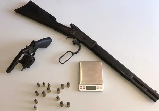 Armas e balança de precisão apreendidas pela DEPRE