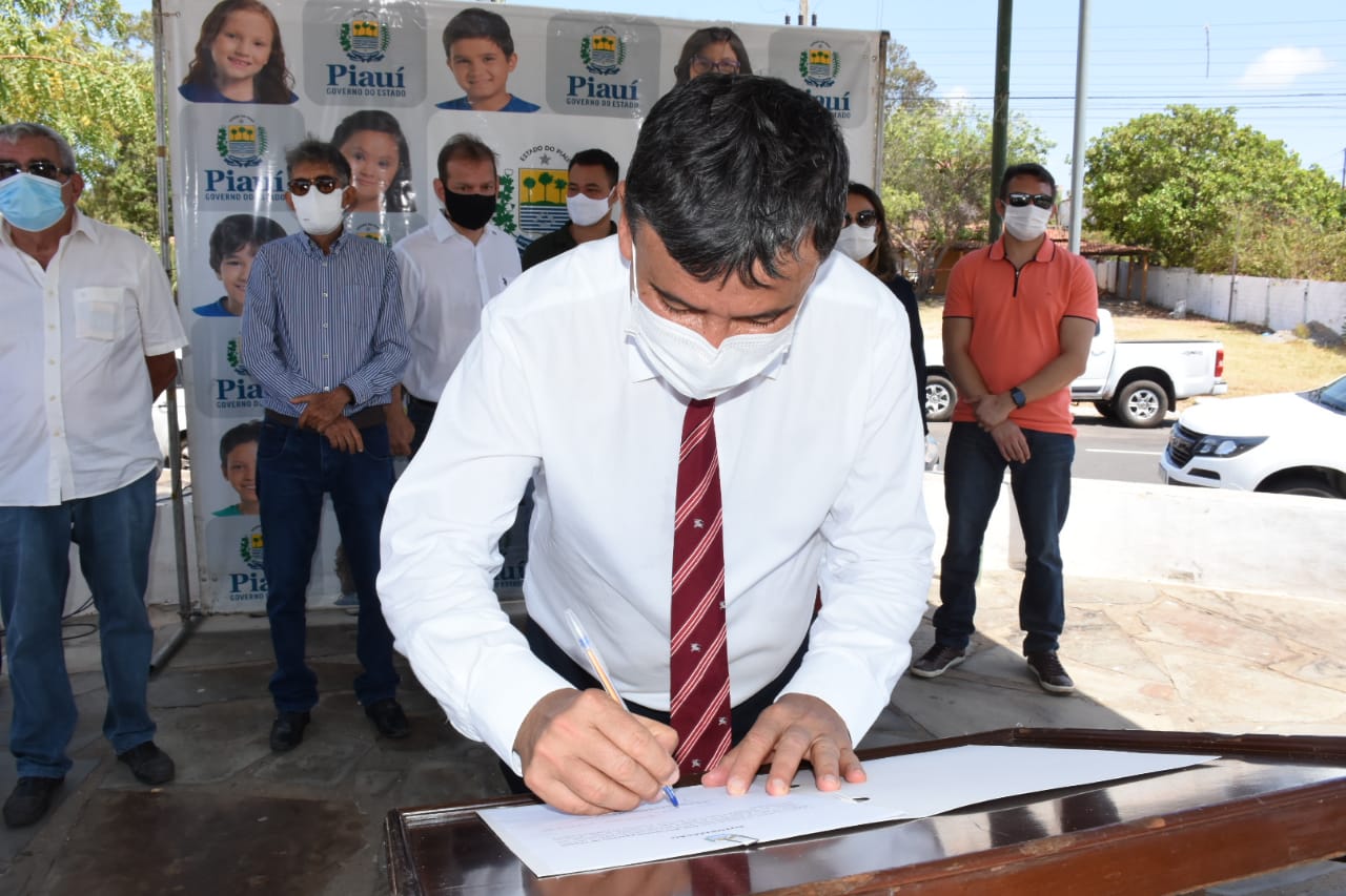 Wellington inaugura pavimentação e autoriza obras de educação em Ilha Grande