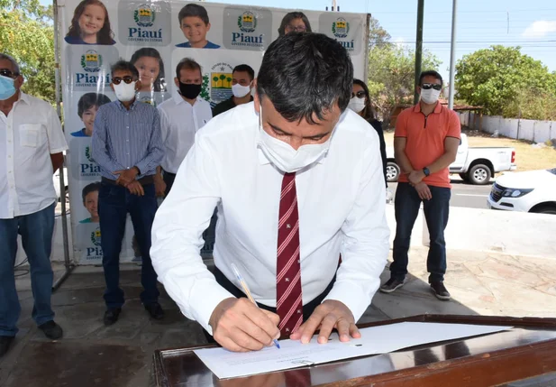 Wellington inaugura pavimentação e autoriza obras de educação em Ilha Grande