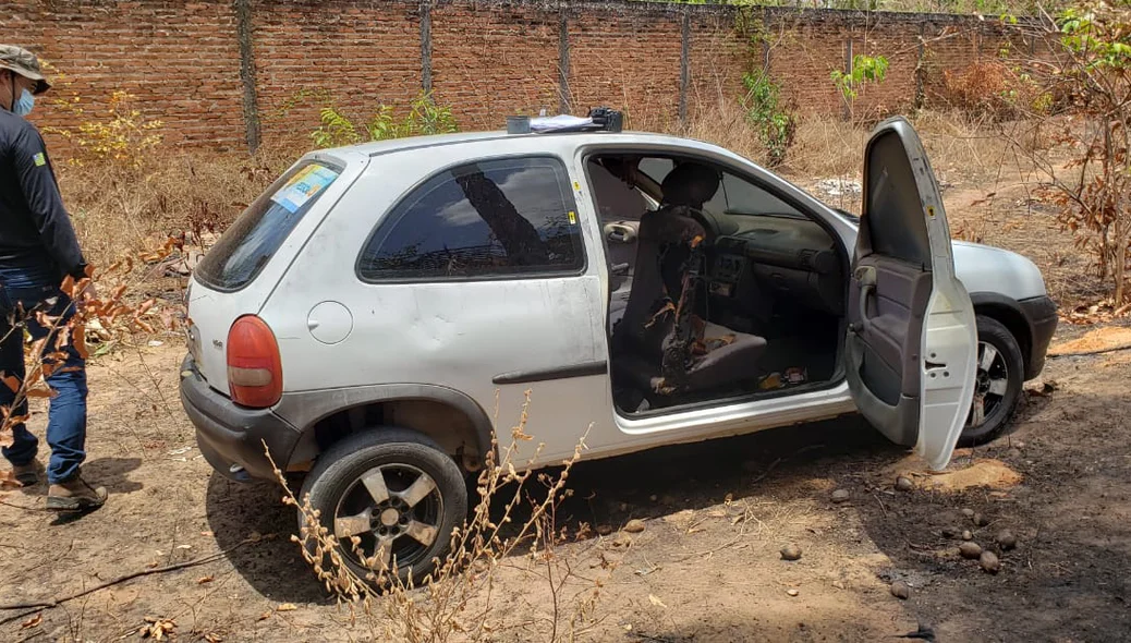 Carro foi encontrado em uma rua deserta