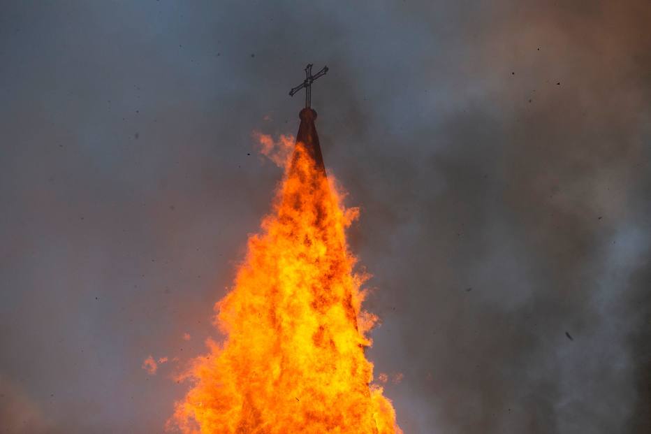 Centenária Igreja de Assunção, na capital do Chile, em chamas durante protestos 
