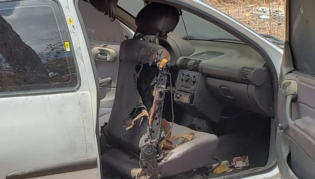 Criminosos tentaram atear fogo no veículo