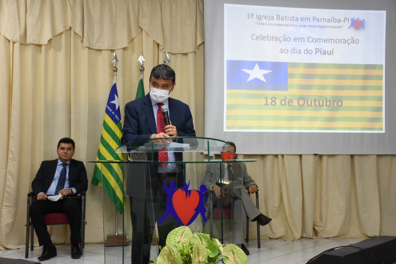 Governador Wellington Dias durante solenidade em Parnaíba