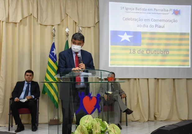 Governador Wellington Dias durante solenidade em Parnaíba
