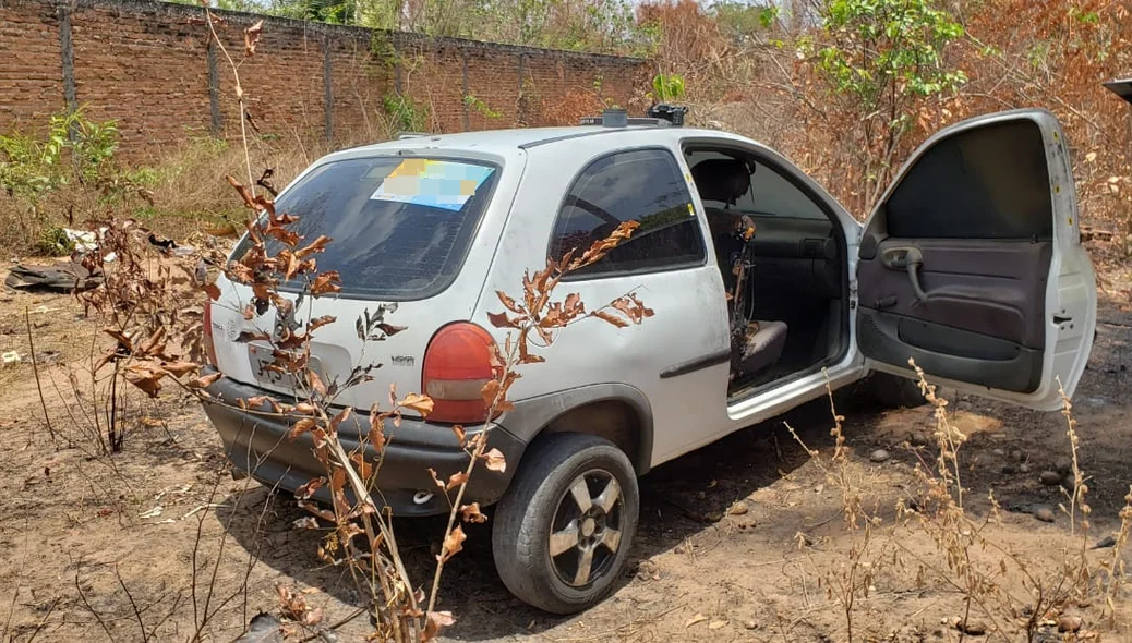 Veículo Corsa teria sido utilizado por criminosos que atiraram em criança
