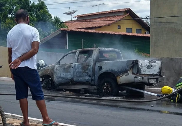 Veículo teve perda total devido às chamas