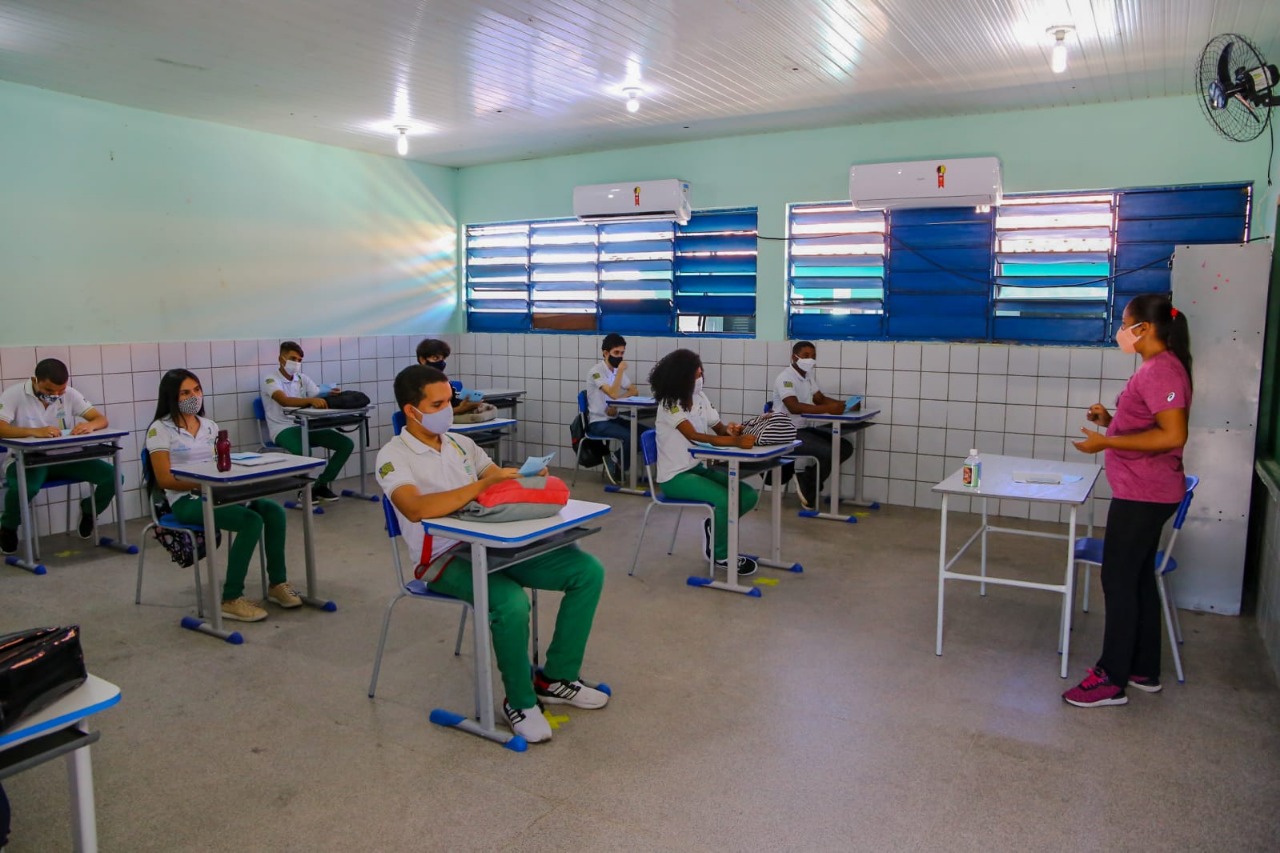 Alunos retornando as aulas presenciais