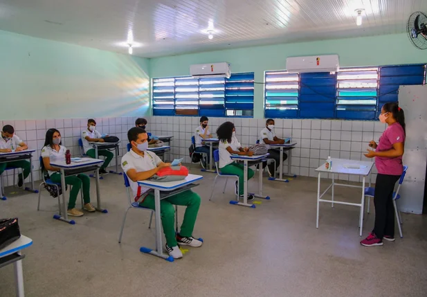 Alunos retornando as aulas presenciais