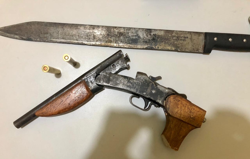 Arma branca e arma de fogo apreendidas em Guadalupe