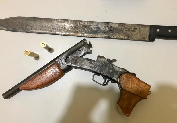 Arma branca e arma de fogo apreendidas em Guadalupe