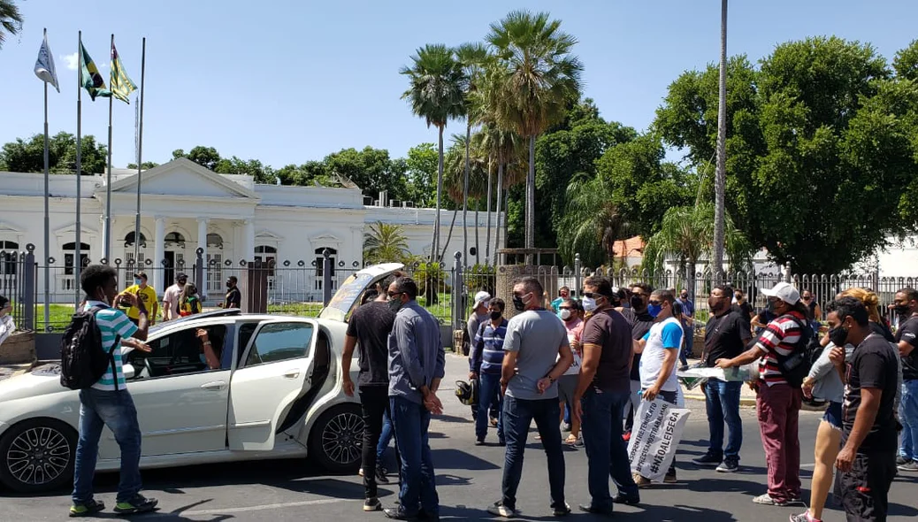 Manifestantes em frente ao Palácio de Karnak