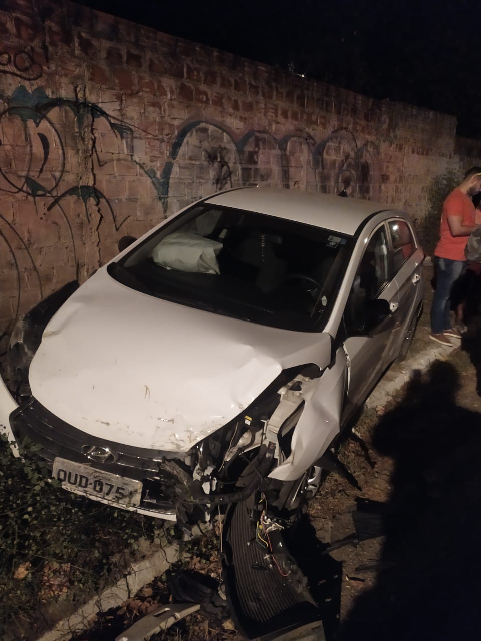 Veículo ficou destruído na parte frontal após a colisão