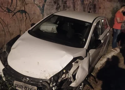 Veículo ficou destruído na parte frontal após a colisão