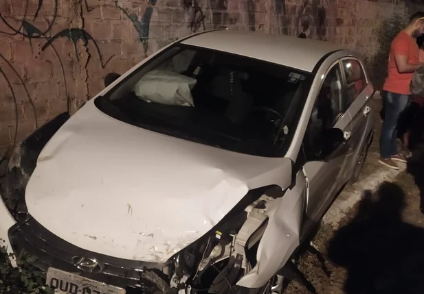 Veículo ficou destruído na parte frontal após a colisão