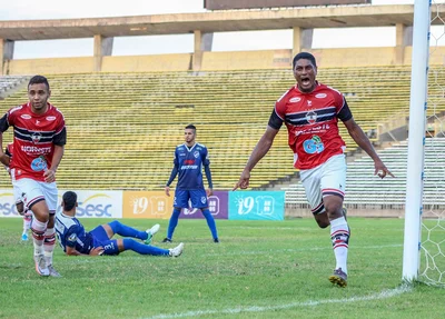 Comemoração do atacante Max após gol do River