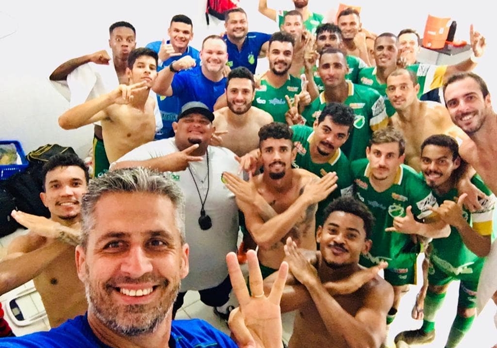 Comemoração dos jogadores do Altos após vitória na Série D