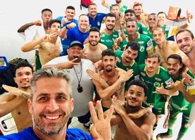 Comemoração dos jogadores do Altos após vitória na Série D