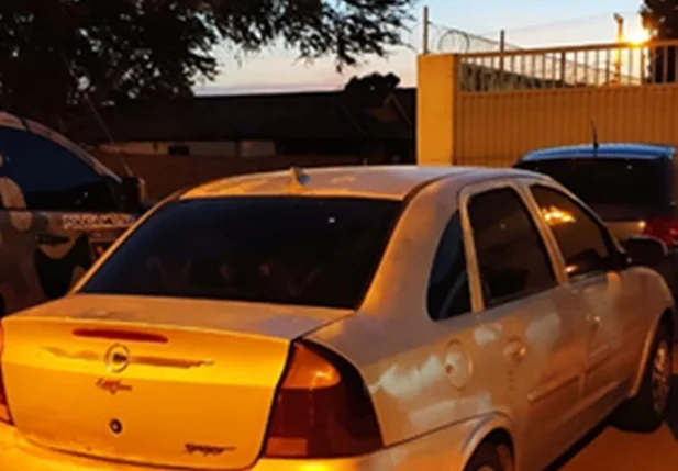 Veículo foi apreendido pela Polícia Militar